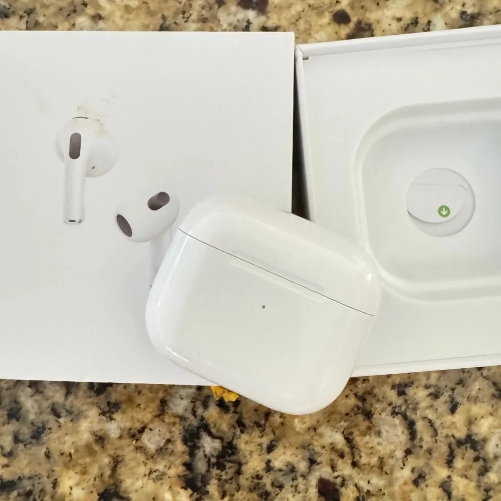 Apple AirPods with Wireless Charging Case - White
